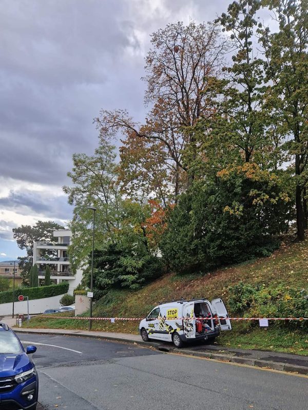 Mise en place d’une zone de sécurité avant une intervention professionnelle de destruction de nids de guêpes et frelons dans le Puy-de-Dôme